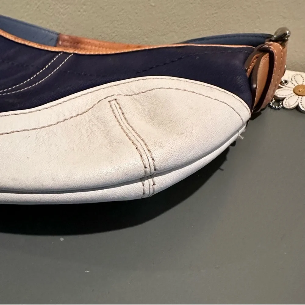 Vintage Y2K Coach SoHo mini Hobo
Navy and White style 4431 (2004) - Picture 5 of 14